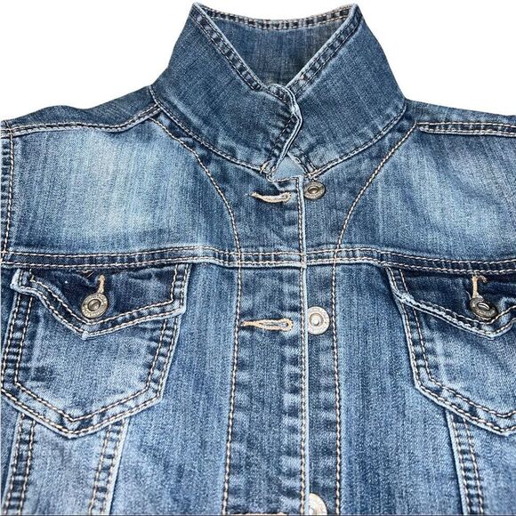 Maurice’s Wash Jean Jacket adorned with assorted patches women's medium - Picture 5 of 15